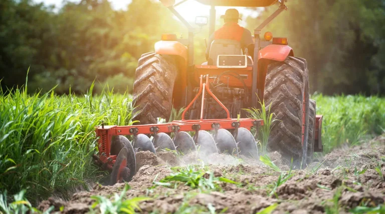 Landmaschinen Gutachten – Detailaufnahme einer landwirtschaftlichen Maschine bei technischer Prüfung und Bewertung