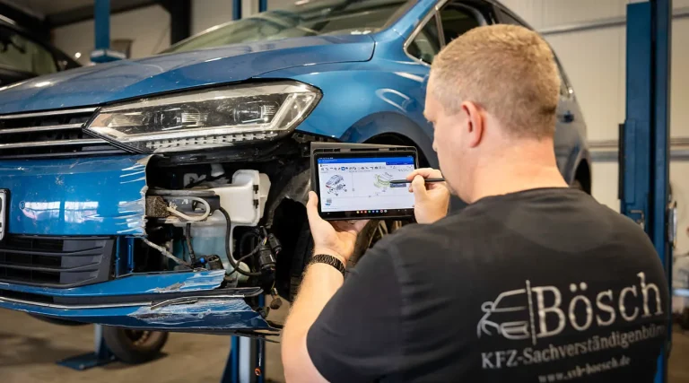 Unfallgutachten – Kfz-Gutachter dokumentiert Fahrzeugschaden digital für eine präzise Schadensbewertung