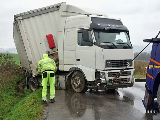 LKW Gutachten – fachgerechte Begutachtung eines verunfallten Lkw durch Sachverständigen vor Ort